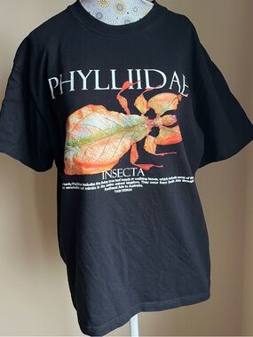 Phyllidae Insecta Graphic Reptile Tee - Black with Orange-Green Print
